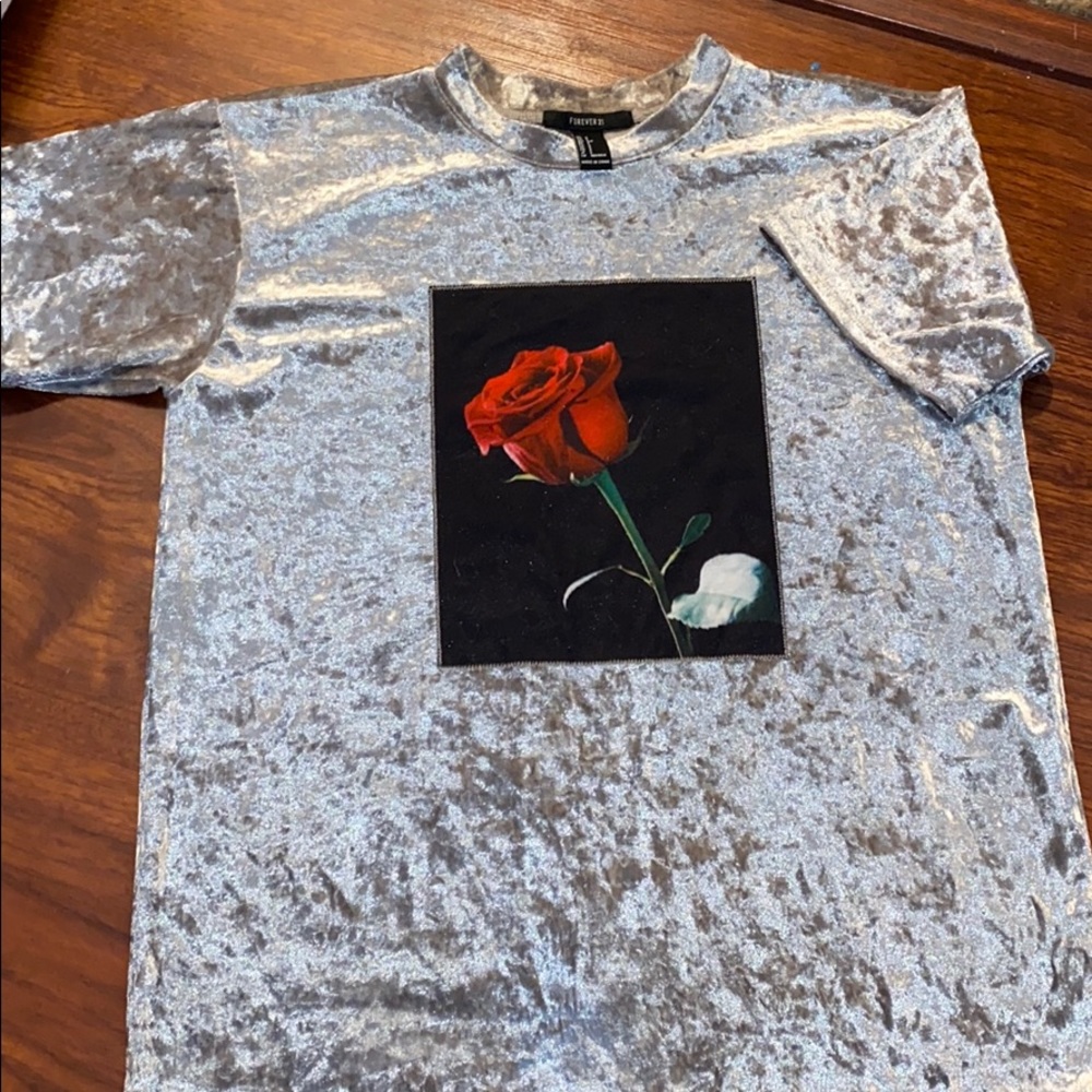 Grey velvet rose, tee